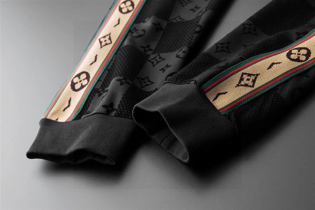 🅿️500 [LV Louis Vuitton] hot-selling suit is coming. Focus on the original version of the official website. 2025 new hot-selling cardigan and sweatshirt suit. The original order is the best. 🇭🇰The meticulous work of top designers. It has a fitting and perfect upper body effect. All-natural high-quality Tencel Roman cotton 100%, close-fitting comfort, noble and elegant! Original hardware embodies elegance and nobility! Counter size: M-4XL (up to 190 pounds)